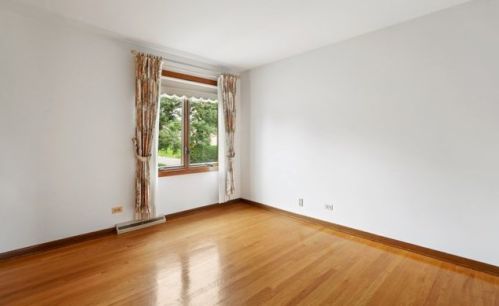 8401 Park Ave, Willowbrook IL 60527-6343 exterior