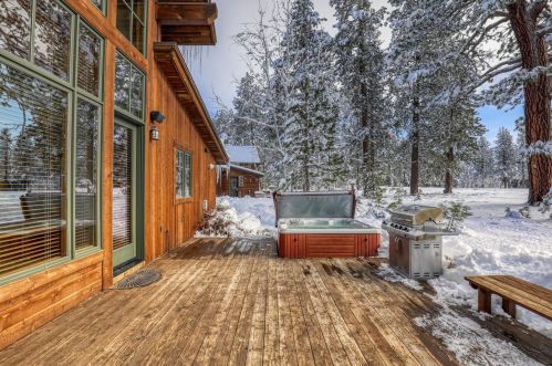 12220 Lookout Loop, Truckee CA  96161-4528 exterior