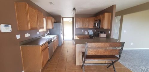 411 Desert Cove Dr, Pueblo, CO 81007-2194