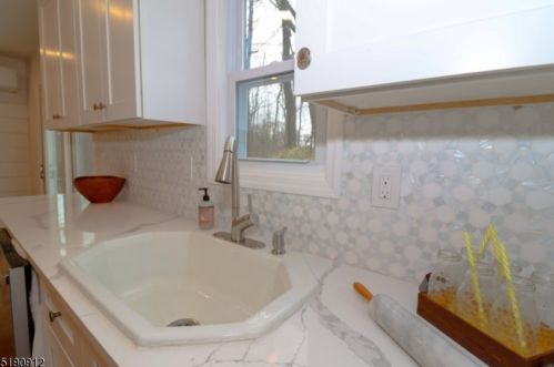 37 Fairmont Rd, Sparta, NJ 07871-3819