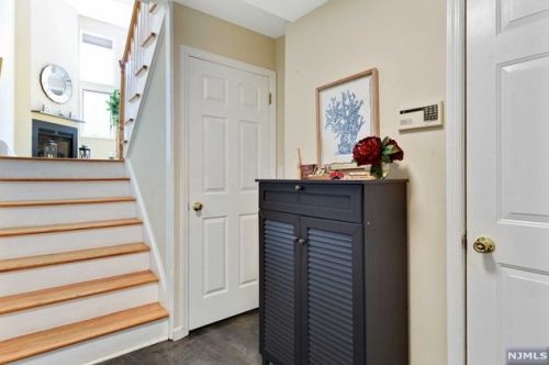 28 Iris Cir, Ridgewood, NJ 07452-3430