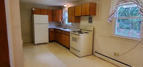 40 Brook St, Wapping, CT 06074-1308