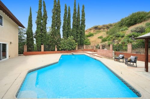 231 Sleepy Holw Dr, Glendale CA 91206-4727 exterior