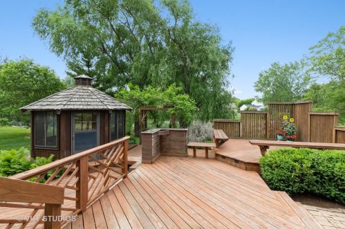 1061 Suffolk Ct, Gurnee, IL 60031-4050