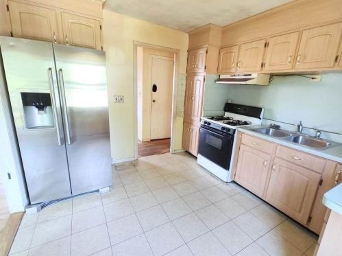 36 Meade St, Nashua, NH 03064-1427