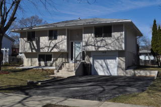 1412 Syracuse Ln, Schaumburg, IL 60193-3311