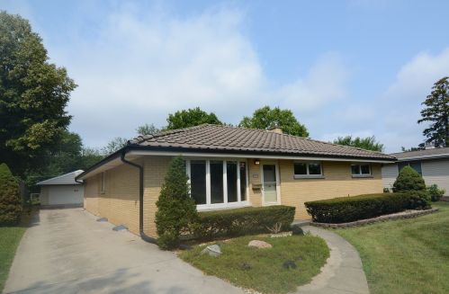 136 Euclid Ave, Hanover Park, IL 60108-1633