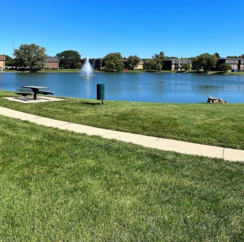 9390 Bay Colony Dr, Des Plaines IL  60016-3771 exterior