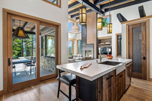 8370 Valhalla Dr, Truckee CA  96161-4296 exterior