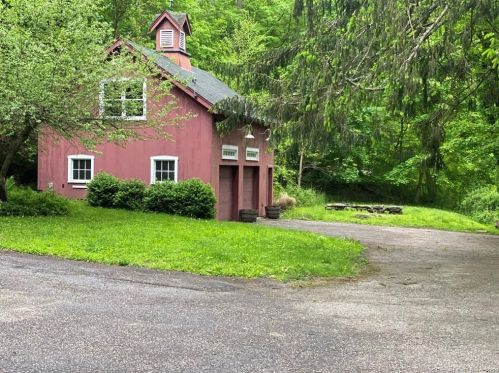 1 Barnes Rd, Washington Depot, CT 06793-1402
