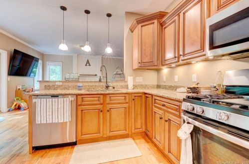 1 Crystal Ridge Dr, Ellington CT  06029-3050 exterior