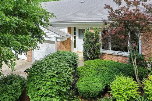 15 Regency Dr, Arlington Hts, IL 60004-6649