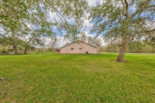 2029 Pond Shore Dr, Angleton TX 77515-7483 exterior