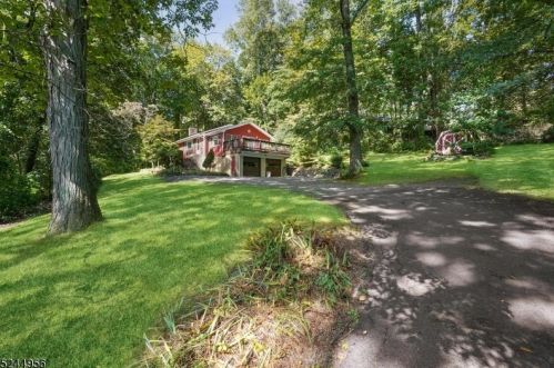 160 Long Hill Rd, Gillette, NJ 07933-1443