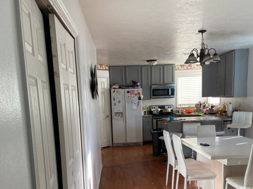 6736 Oquirrh Ridge Rd, Taylorsville, UT 84081-8158
