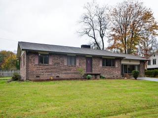 107 White Oak St, Etowah, NC 28729-8774