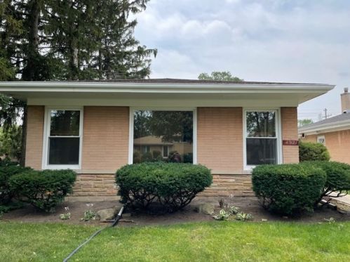 4921 Dobson St, Skokie, IL 60077-2820