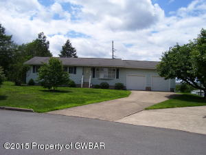 132 Hanlin Dr, West Nanticoke, PA 18634-3704