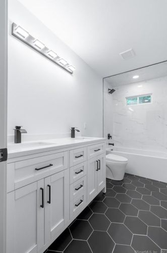 17 Valley Field Rd, Sandy Hook CT  06482-1096 exterior