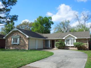 9322 Meadowbriar Ln, Houston TX  77063-3936 exterior