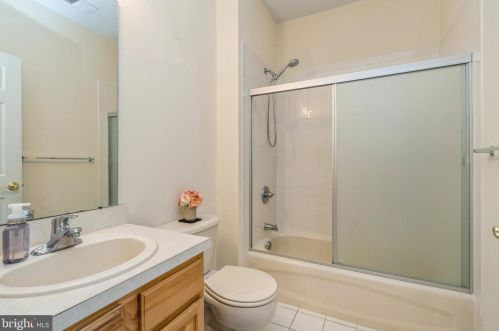 39 Mockingbird Dr, Trenton NJ  08690-3565 exterior