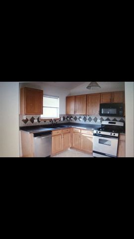 1303 Creekside Cir, Minooka, IL 60447-4532