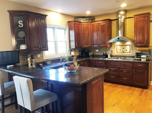 1033 Deer Glen Ct, Glendale Heights, IL 60137-3648