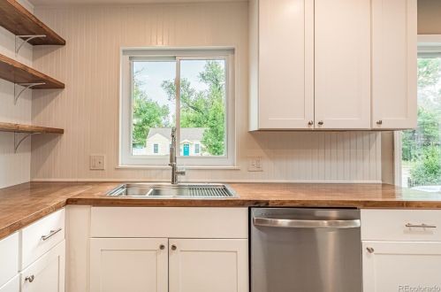 4369 Logan St, Englewood CO  80113-5820 exterior