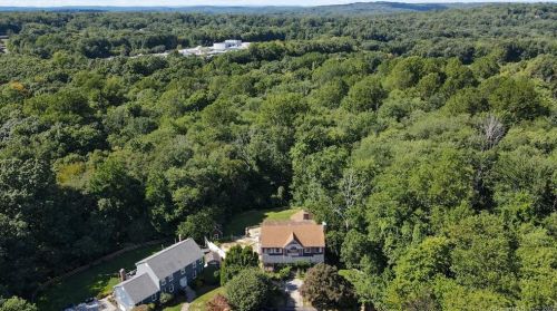 39 Hillside Ln, Upper Stepney, CT 06468-3307