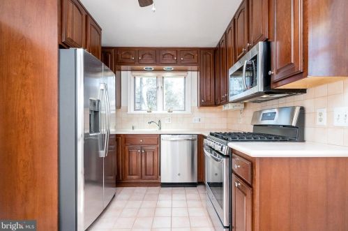 5619 Flag Run Dr, Springfield, VA 22151-2726