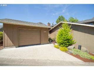 2239 Ridgeway Dr, Eugene OR  97401-6562 exterior