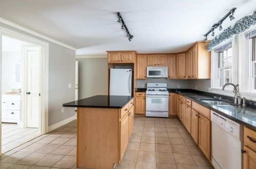 17 Bank St, Warwick, RI 02888-1613