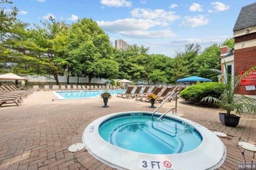 304 Thornton Ct, Edgewater NJ  07020-1615 exterior