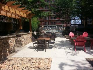 1016 Howell Mill Rd, Atlanta GA  30318-5593 exterior