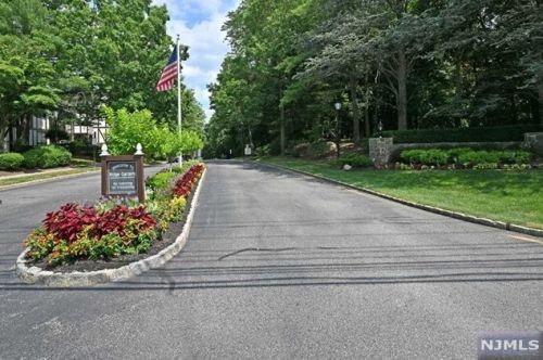 808 Thoreau Ct, Mahwah, NJ 07430-2336