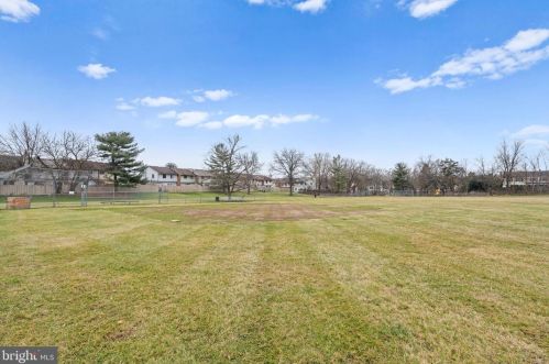 827 Spring Knoll Dr, Herndon VA  20170-3920 exterior