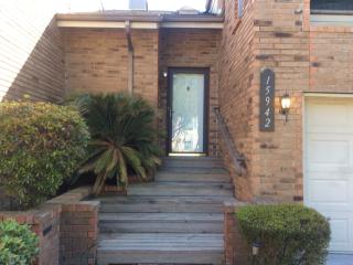 15942 Seahorse Dr, Houston TX  77062-6225 exterior