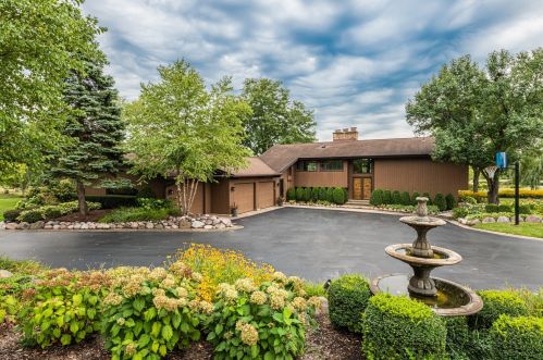 1065 Valley Lake Dr, Palatine, IL 60067-4759