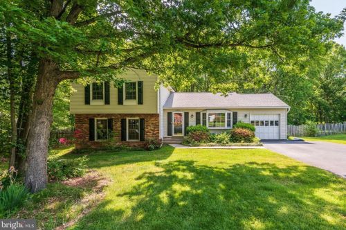 2333 Rosedown Dr, Herndon VA  20191-1631 exterior