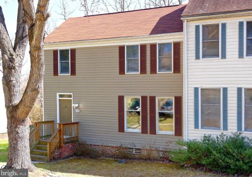 8319 Mauzy Sq, Marshall, VA 20115-3743