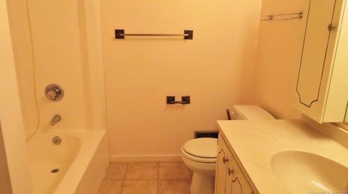 91 Riverview Rd, Niantic CT  06357-1129 exterior