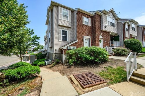 560 Great Beds Ct, Perth Amboy, NJ 08861-5203