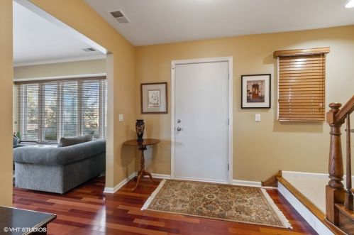 666 Lyons Cir, Highland Park, IL 60035-3932