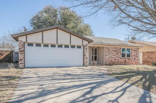 6116 Blue Spruce Cir, Fort Worth, TX 76137-2135