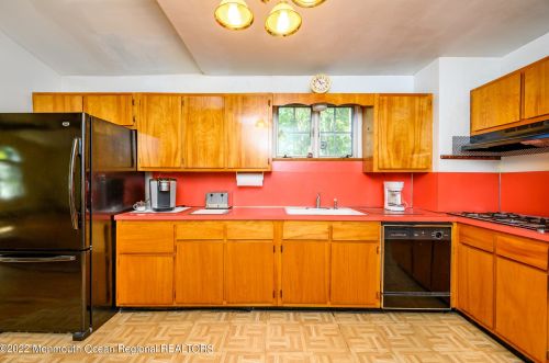 176 Hudson Ave, Tinton Falls NJ 07701-2140 exterior