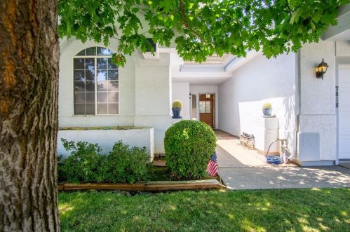 7818 Bardswell Ct, Elk Grove, CA 95758-1008