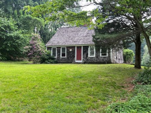 343 Beacon Dr, North Kingstown, RI 02852-4630