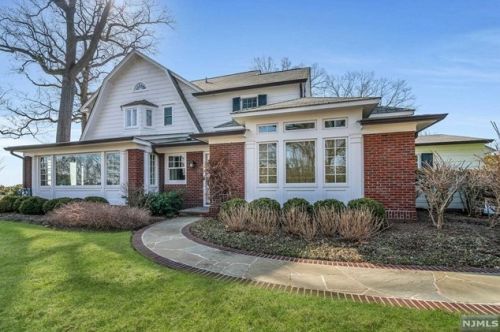 240 Crest Rd, Ridgewood, NJ 07450-2404