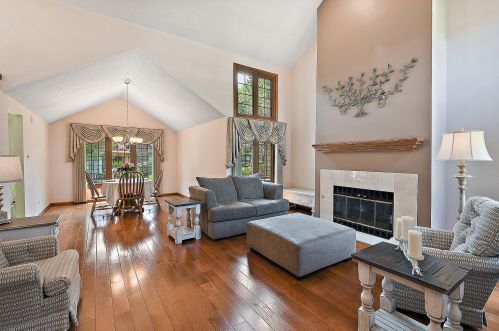 7905 Oak Knoll Ln, Palos Heights, IL 60463-2741