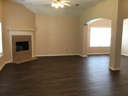 215 Maple Ln, Conroe TX  77304-2589 exterior